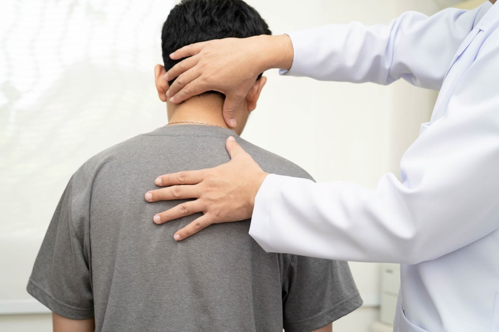 Unph 93611014 Chiropractor Pain Relief Teenager Unph 93611014 Chiropractor Pain Relief Teenager