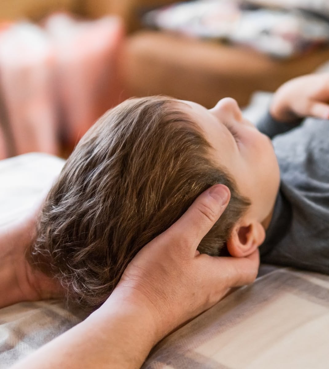 yay-28849892-osteopathy-treatment-for-a-child-vertical Yay 28849892 Osteopathy Treatment For A Child Vertical